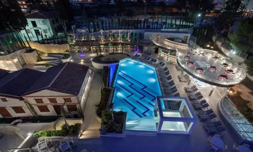 هتل دابل تری بای هیلتون کوش آداسی